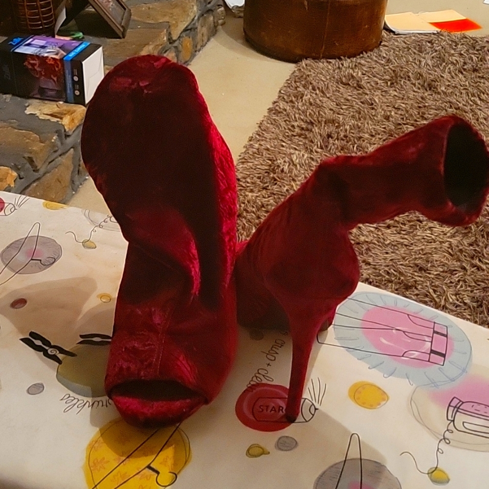 Listen!!!! The Cutest Burgundy Velet Peep toe platform bootie! PS. Comfortable